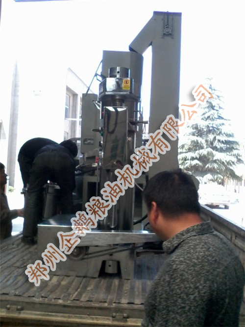 小型榨油機發貨通知：青?？蛻舻恼ビ蜋C已經裝(圖1)